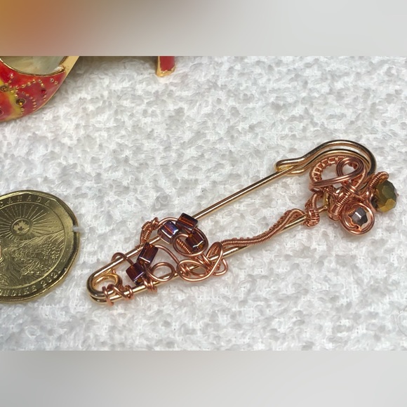 Gorgeous kilt pin brooch with beads and stone -artisan made - Picture 5 of 10